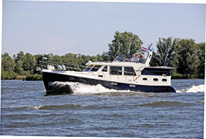 Rhein 42SE | Reviews | Motor Boats Monthly