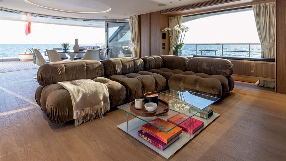 2023-cannes-yachting-festival-MBY290.newyacht_5.BenettiOasis34MMainsalon5