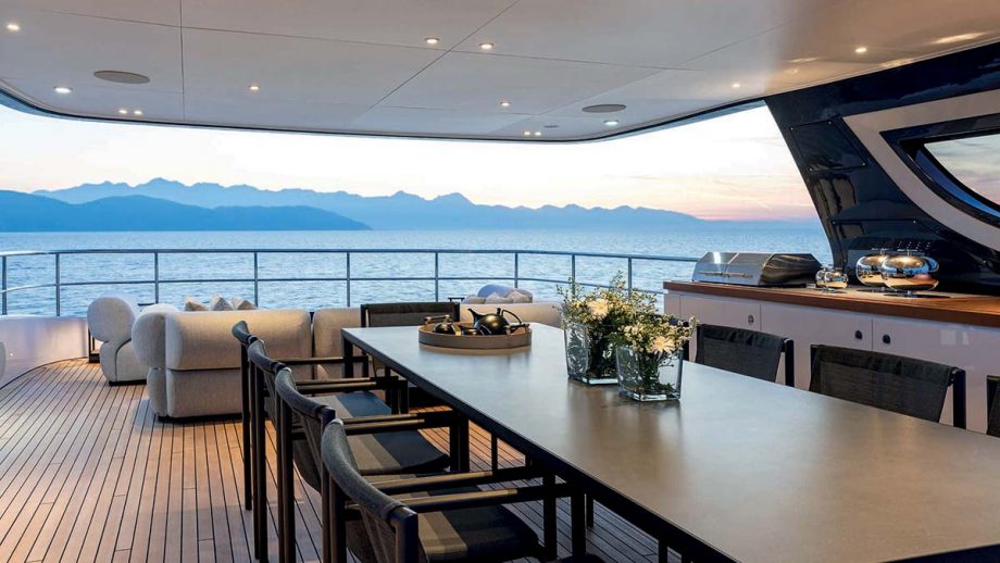2023-cannes-yachting-festival-MBY290.newyacht_5.BenettiOasis34MSunDeck2