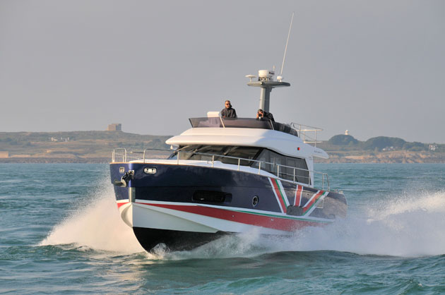 Azimut-Magellano-43-channel-crossing