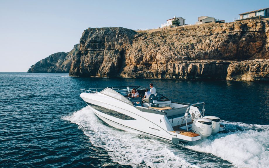 Beneteau-flyer-10-boat-test-drive-review-aft-running-shot
