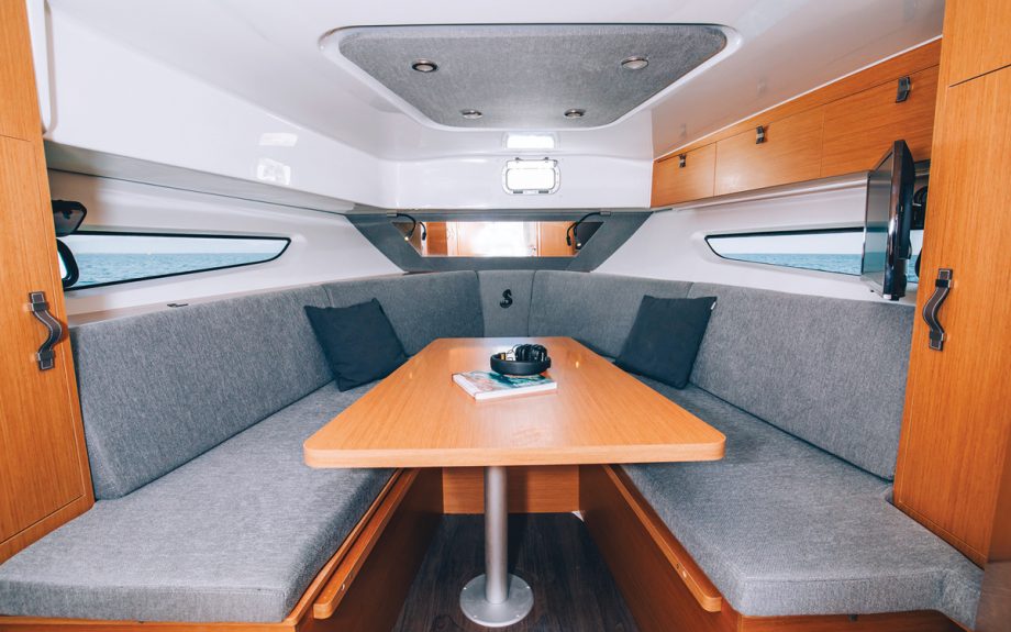 Beneteau-flyer-10-boat-test-drive-review-interior