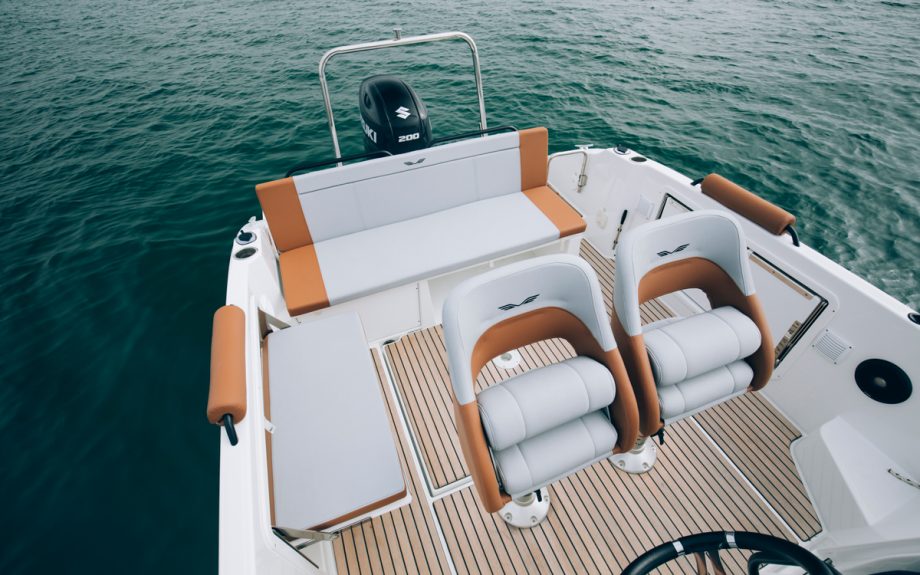 Beneteau-Flyer-7-sundeck-boat-test-cockpit