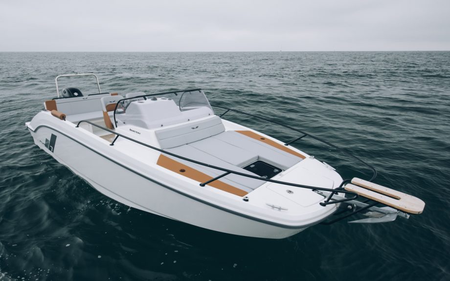 Beneteau-Flyer-7-sundeck-boat-test-foredeck