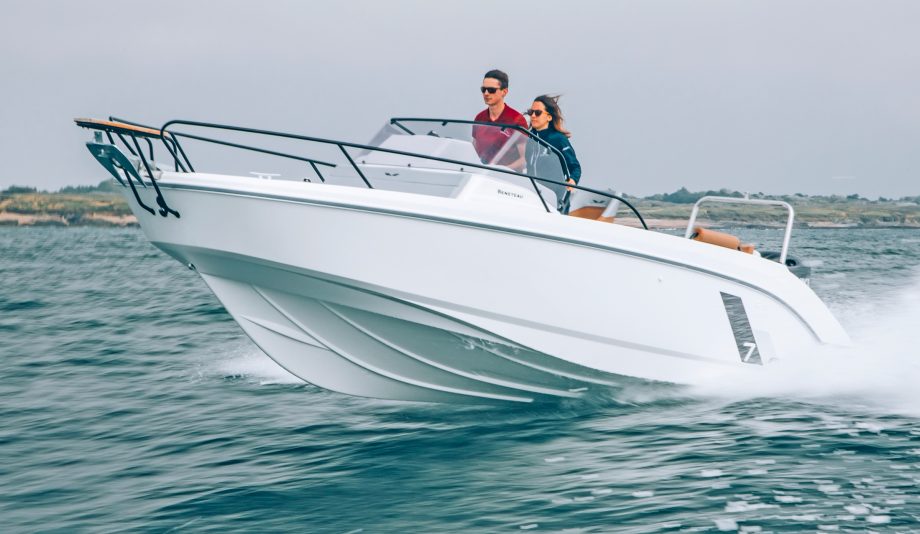 Beneteau-Flyer-7-sundeck-boat-test-running-shot-hero