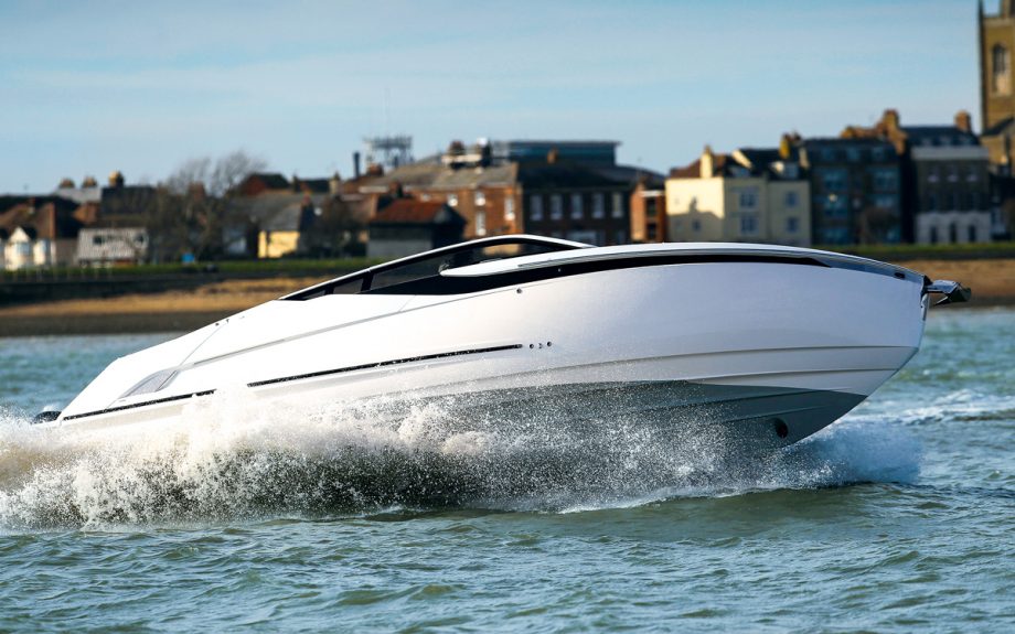 farline-fline-33-outboard-review-running-shot