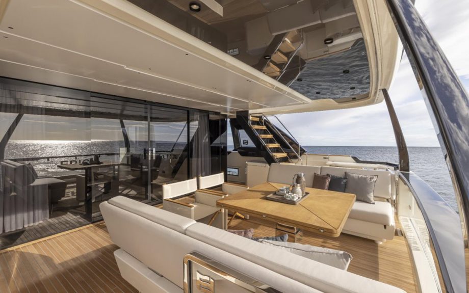 ferretti-1000-cockpit-cannes-yachting-festival-2021