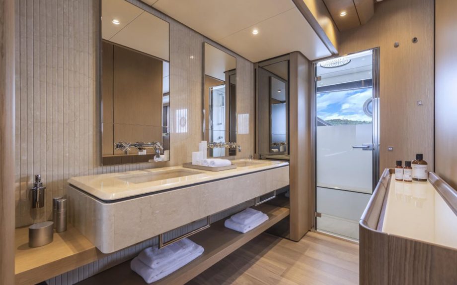 ferretti-1000-en-suite-cannes-yachting-festival-2021