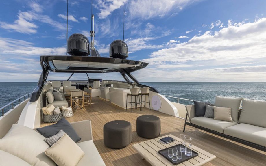 ferretti-1000-flybridge-cannes-yachting-festival-2021