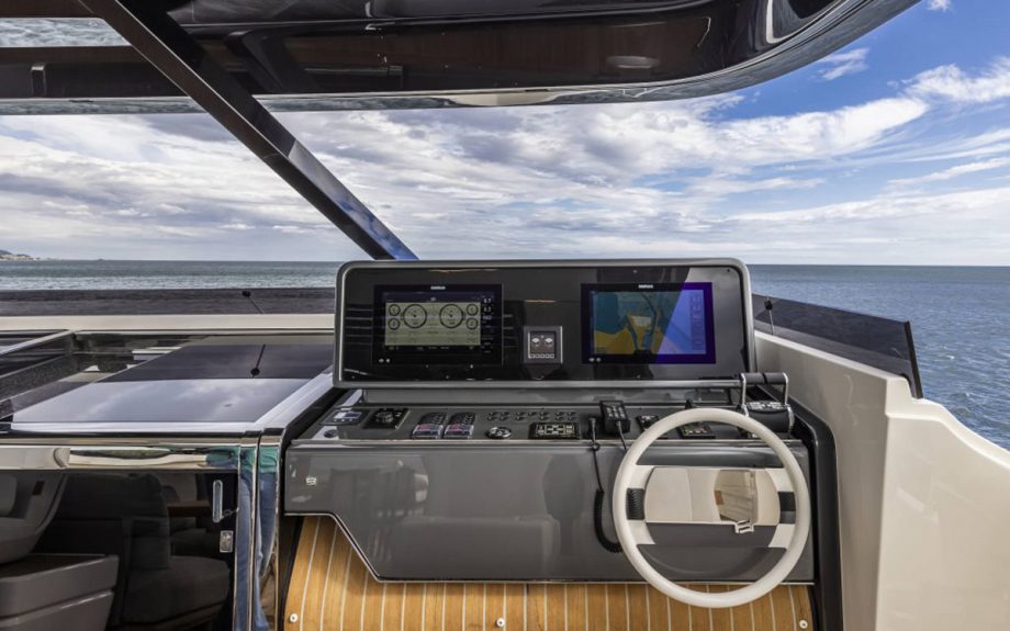 ferretti-1000-upper-helm-cannes-yachting-festival-2021