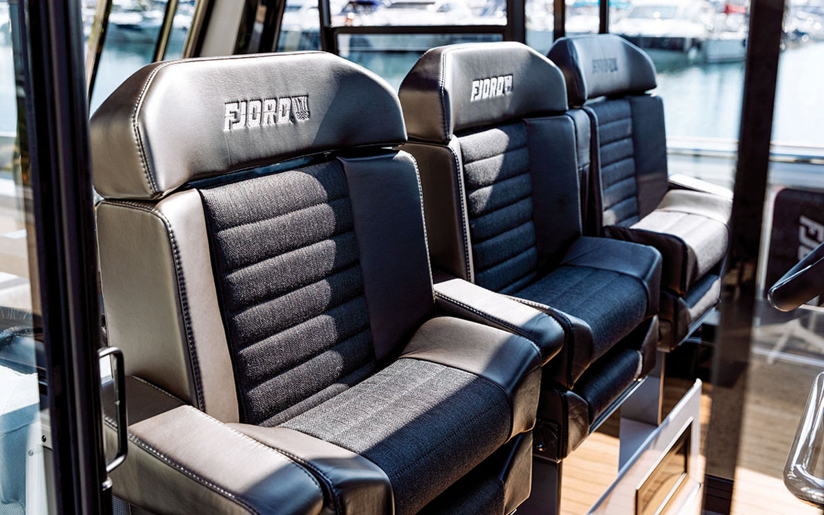 fjord-44-coupe-yacht-test-helm-seats