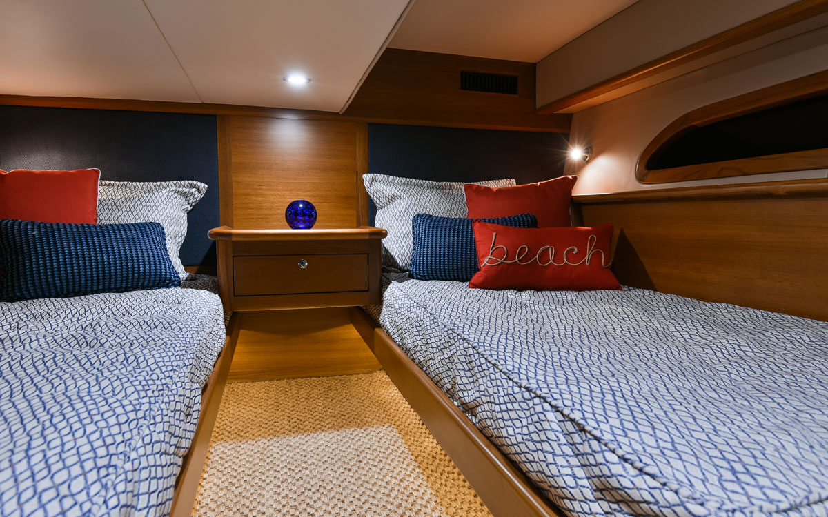 grand-banks-eastbay-44-motor-yacht-test-guest-cabin