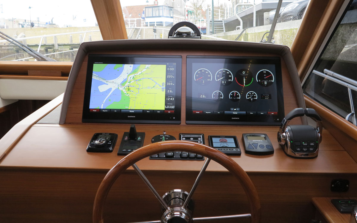 grand-banks-eastbay-44-motor-yacht-test-helm