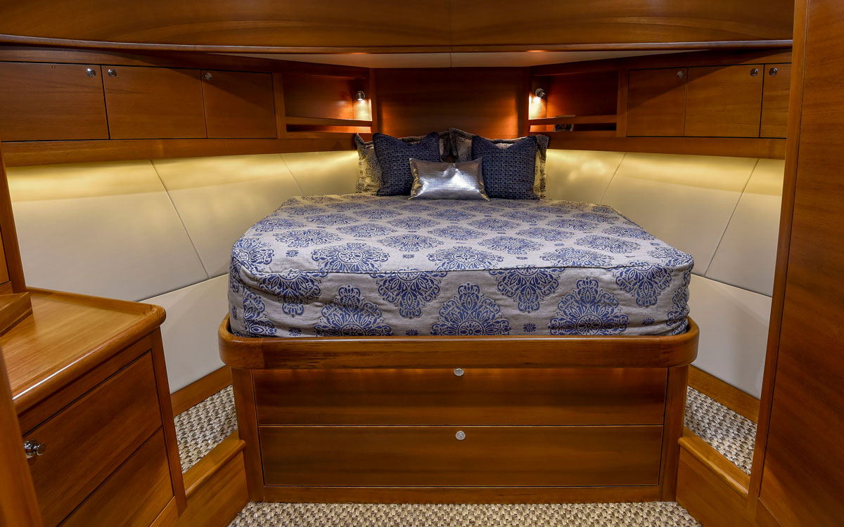 grand-banks-eastbay-44-motor-yacht-test-master-cabin