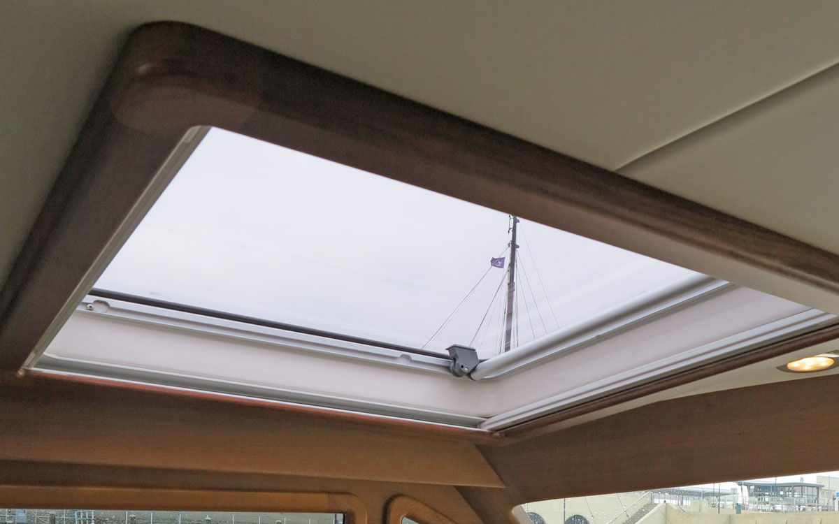 grand-banks-eastbay-44-motor-yacht-test-roof-hatch