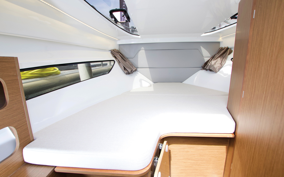 Jeanneau-Cap-Camarat-7.5-DC-S2-test-cabin