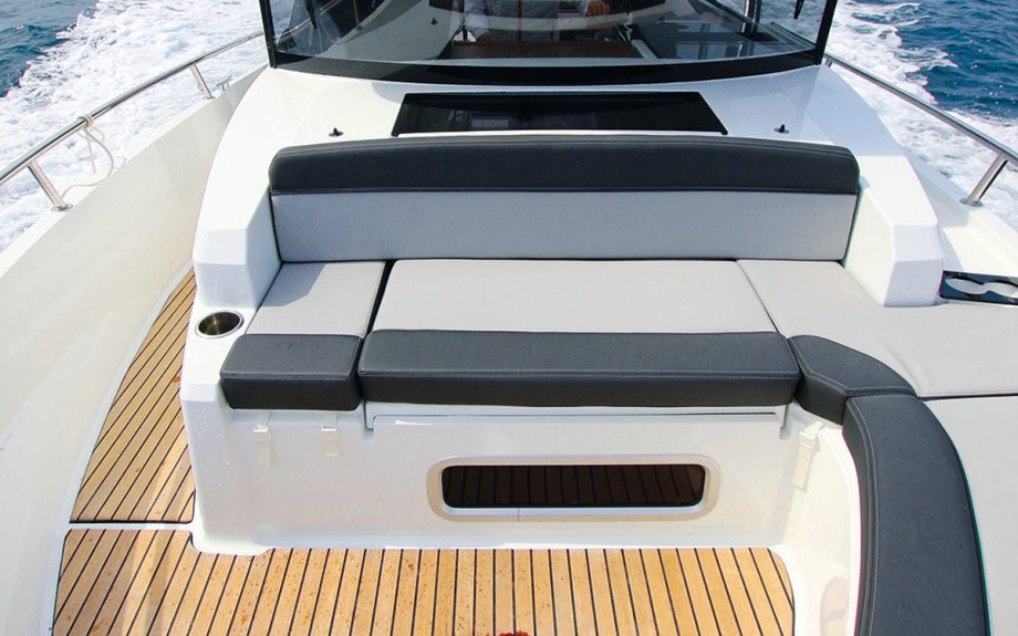 jeanneau-merry-fisher-895-marlin-foredeck