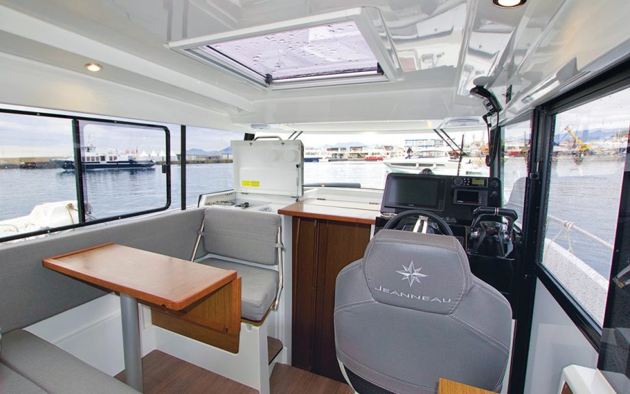 jeanneau-merry-fisher-895-marlin-wheelhouse