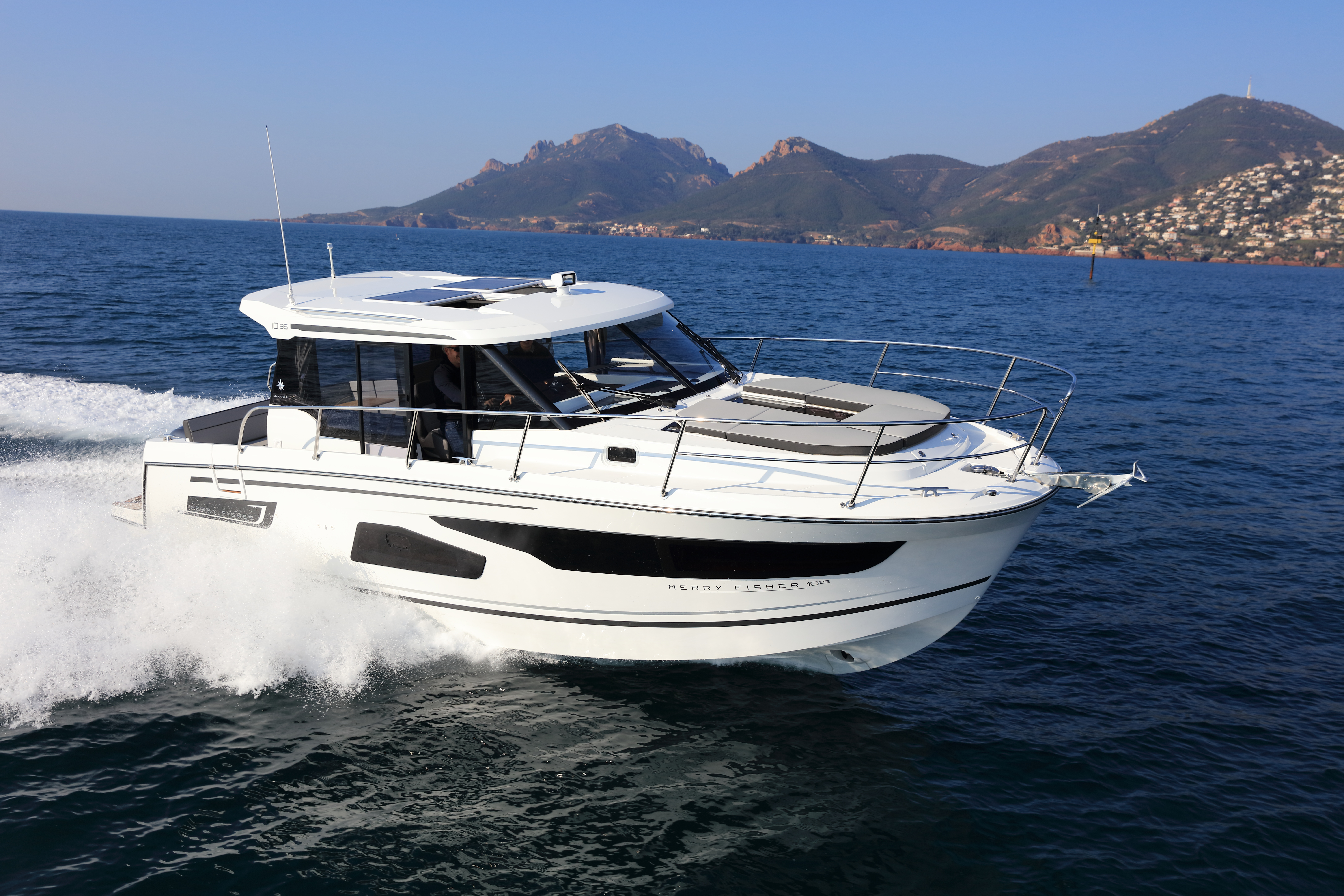 Jeanneau Merry Fisher 1095 exterior