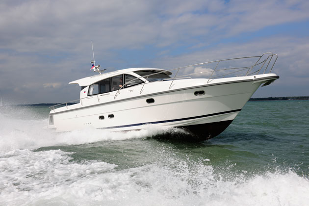 With twin 300hp Volvos the 405 managed 28 knots on test