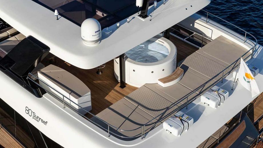 sunreef-80-power-eco-cannes-yachting-festival-2023-power-80-exterior-04
