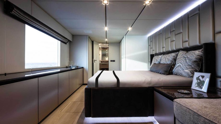 sunreef-80-power-eco-cannes-yachting-festival-2023-power-80-interior-02