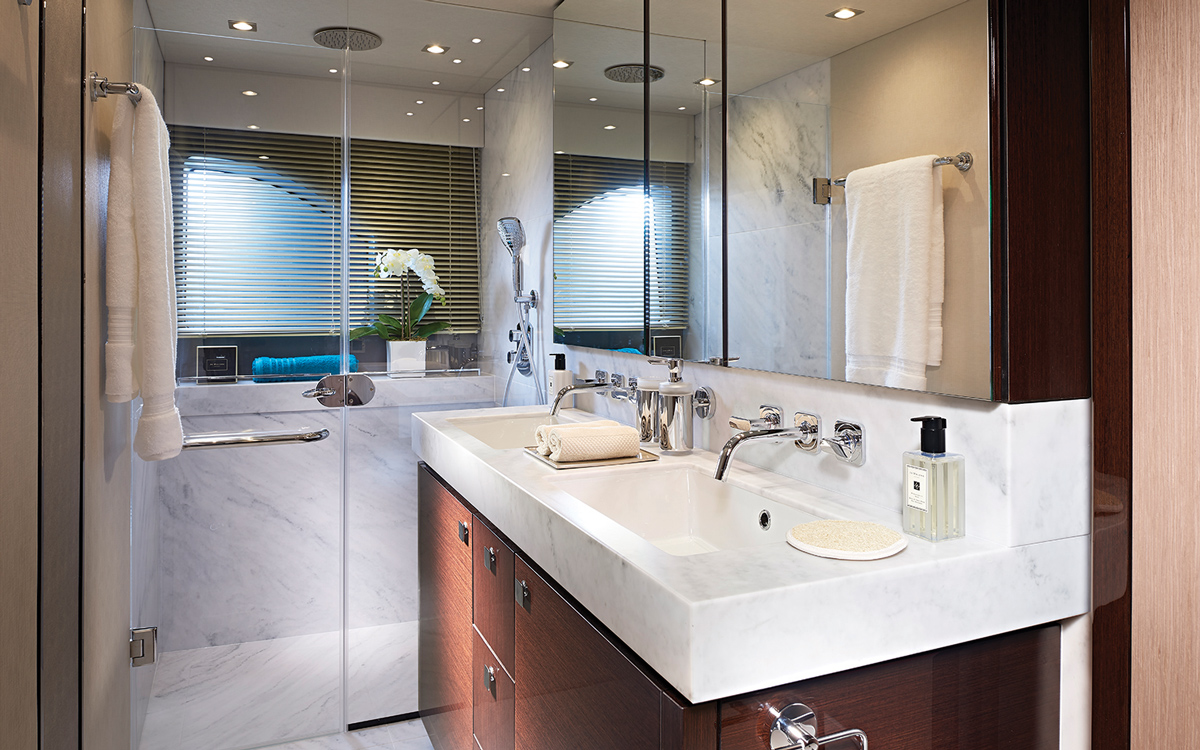 Sunseeker-76-yacht-review-owners-en-suite