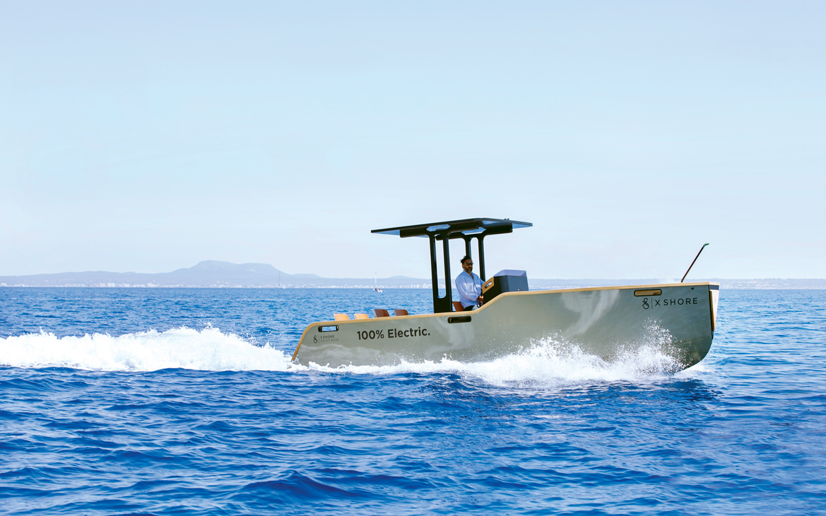 X-Shore-eelex-800-electric-boat-running-shot