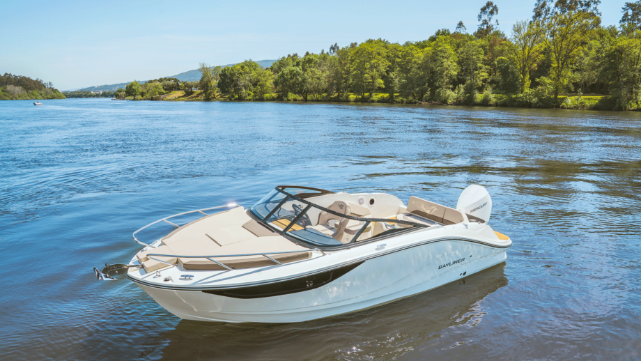 The Bayliner C21 in water
